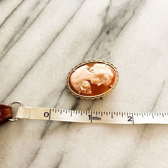 Vintage Carved Shell Cameo Brooch Gold Toned Metal Prong Set Pin Unsigned - Picture 7 of 7